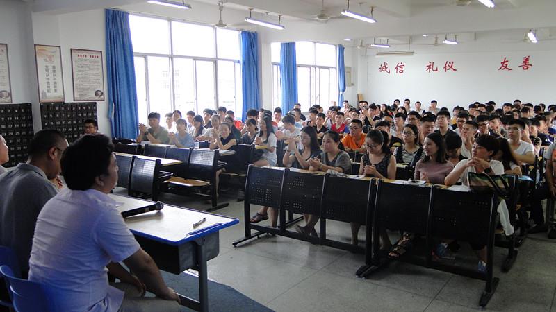 关于召开2016级新生开学典礼