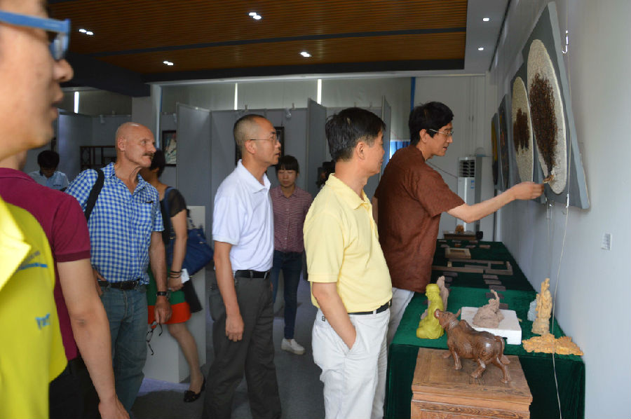 “世界古典工艺家具之都”考评验收组专家莅临必赢bwin线路检测中心参观指导