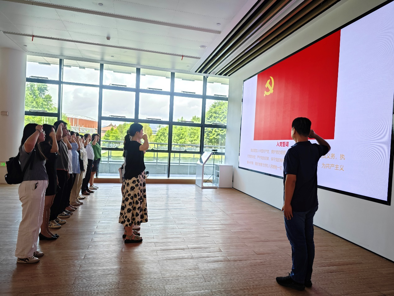 追寻红色记忆 弘扬时代新风 ——必赢bwin线路检测中心学生党支部开展“七一”主题党日活动