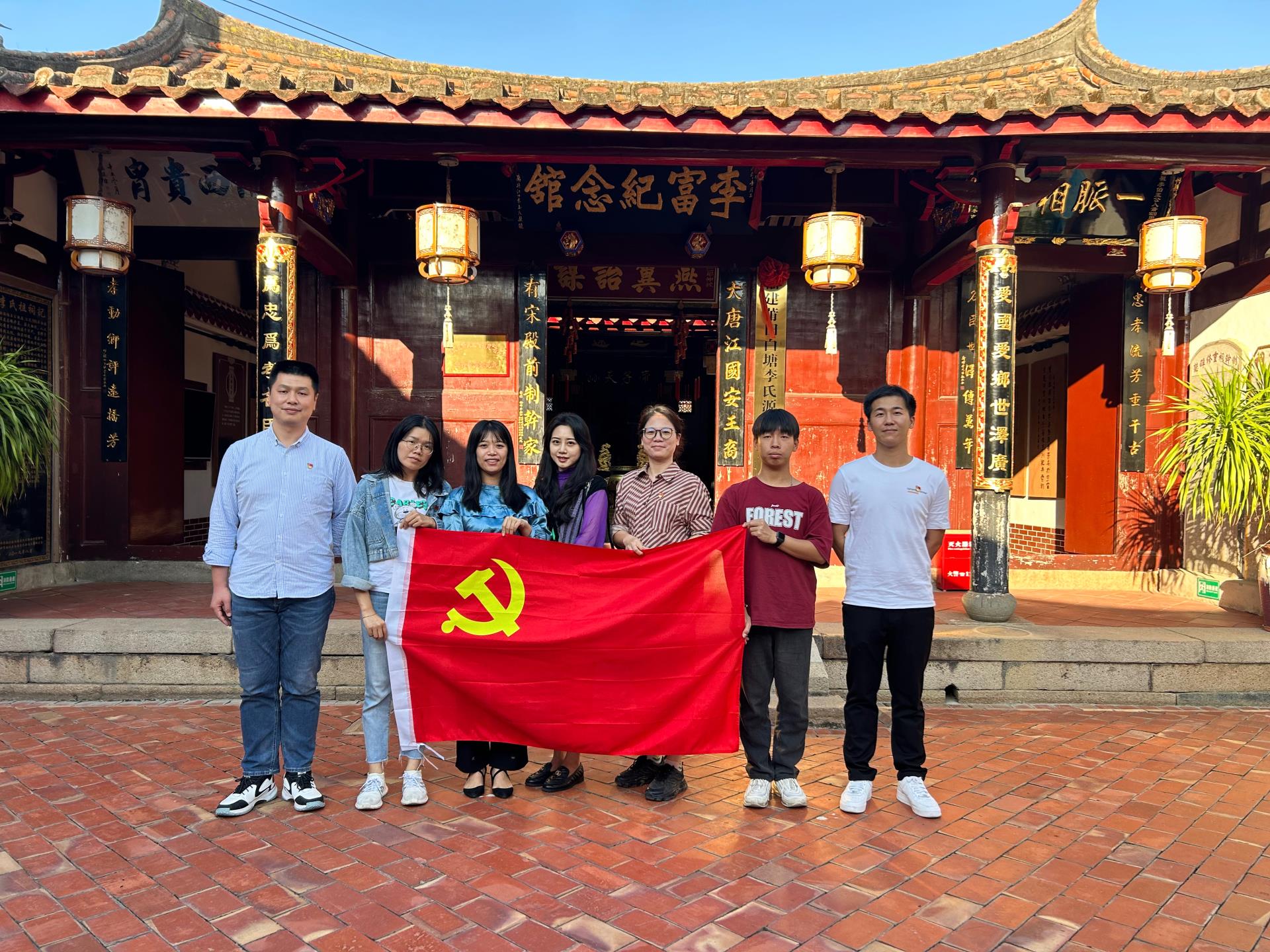 厚植爱国情怀  承袭优良家风——必赢bwin线路检测中心学生党支部开展10月份主题党日活动