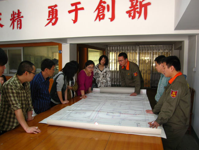 必赢bwin线路检测中心联合华邦.御尊古典家具公司带领学生参观实习