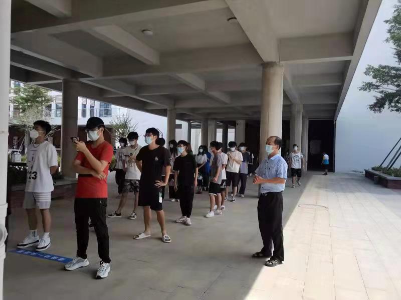党旗，在核酸检测一线高高飘扬！