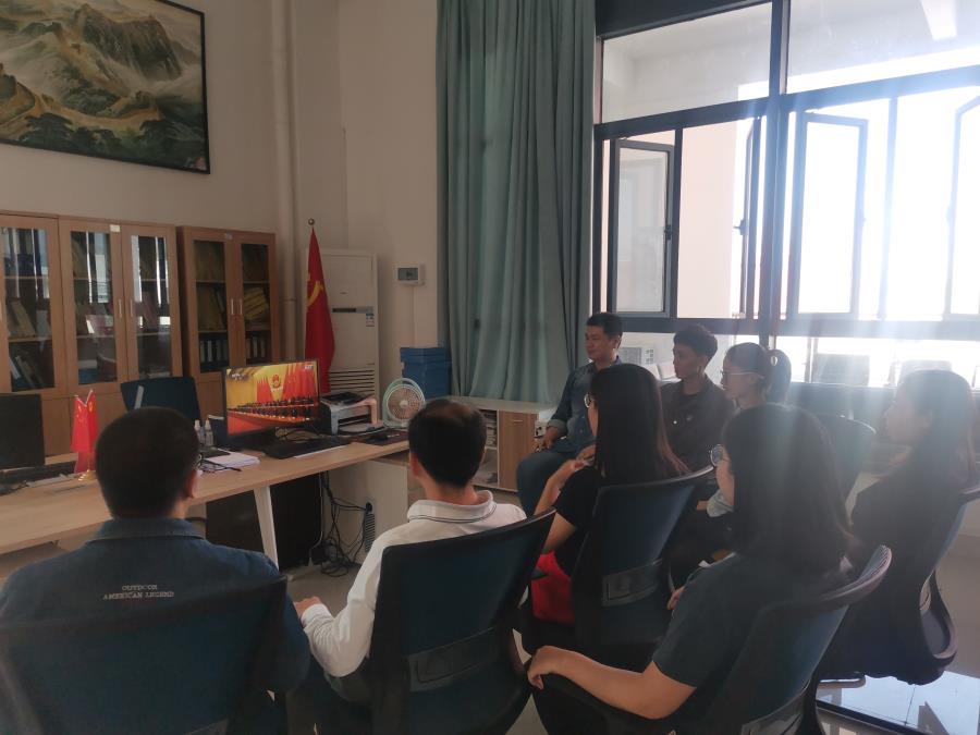 必赢bwin线路检测中心师生观看抗美援朝胜利70周年纪念直播