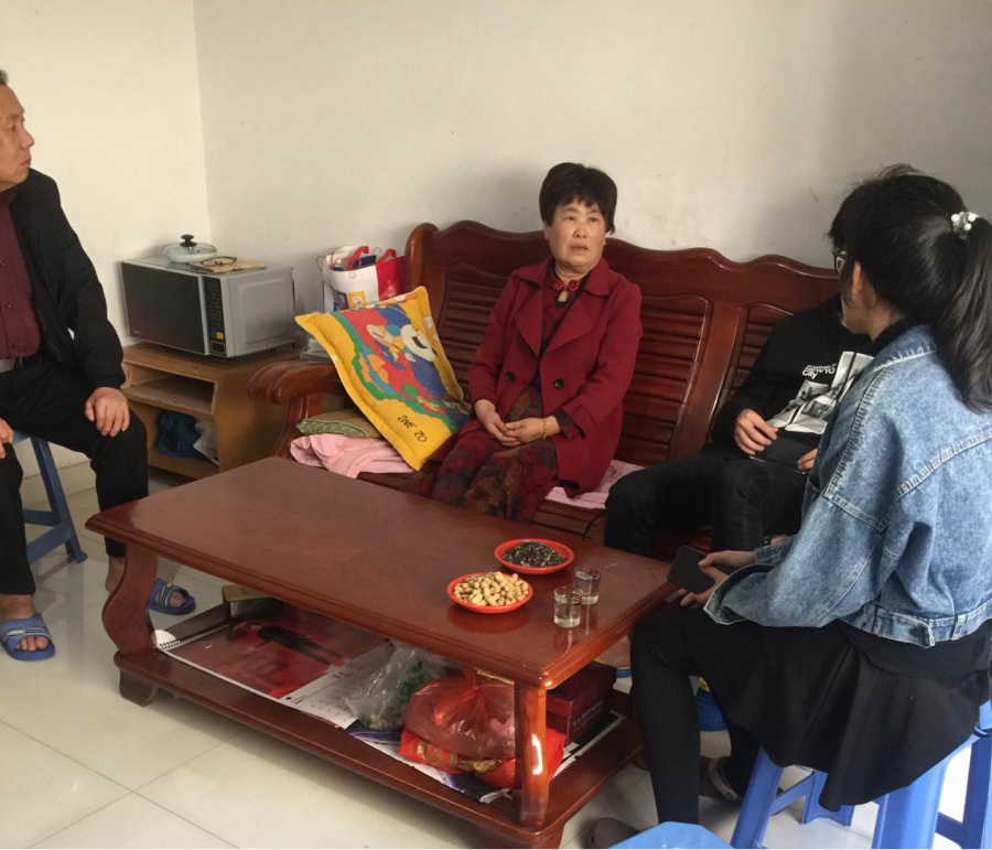 必赢bwin线路检测中心春节慰问家庭困难学生报道