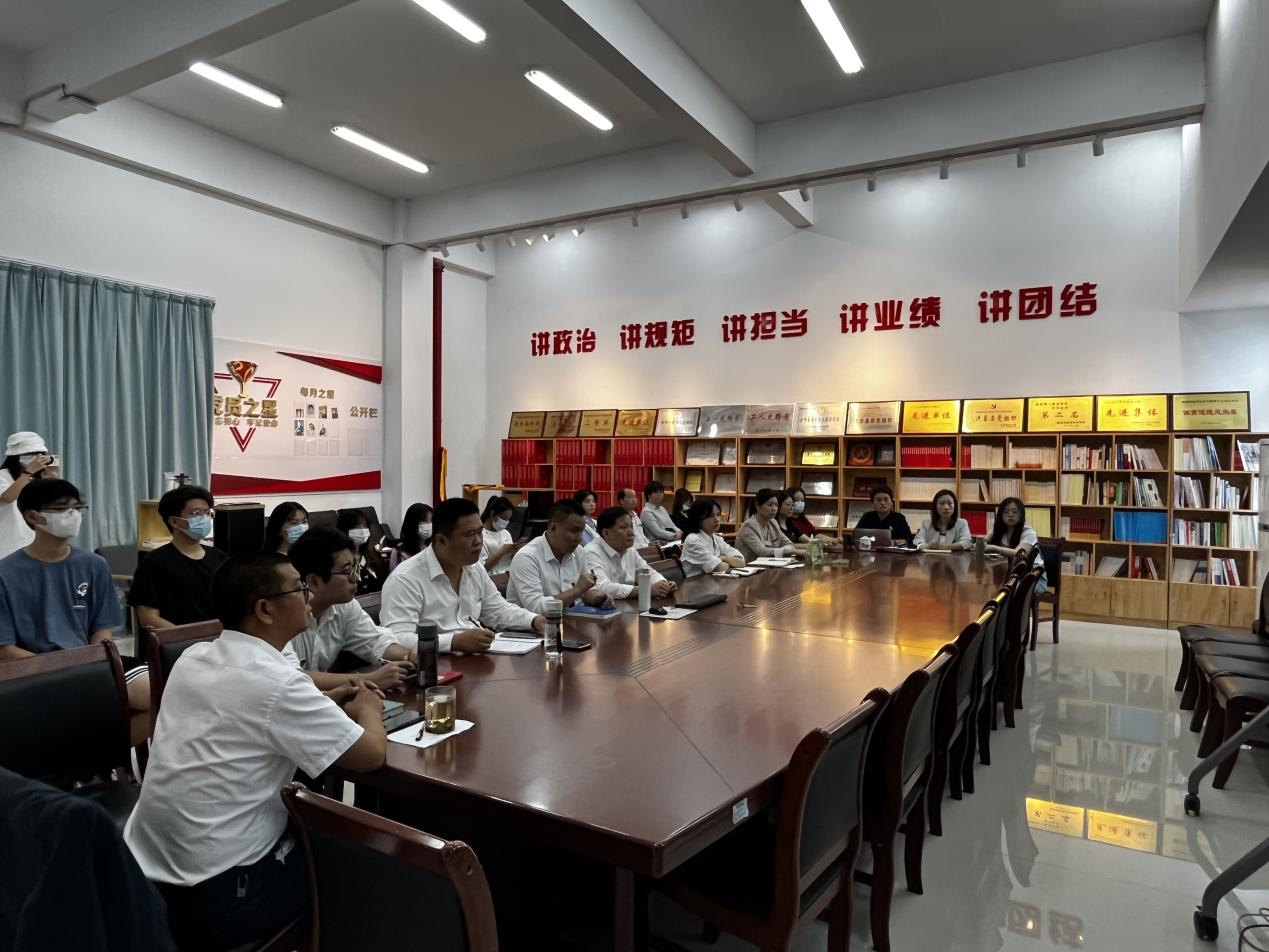必赢bwin线路检测中心师生认真收听收看党的二十大开幕盛况