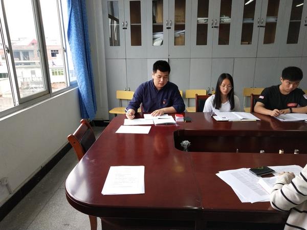 必赢bwin线路检测中心学生党支部召开接收预备党员支部大会