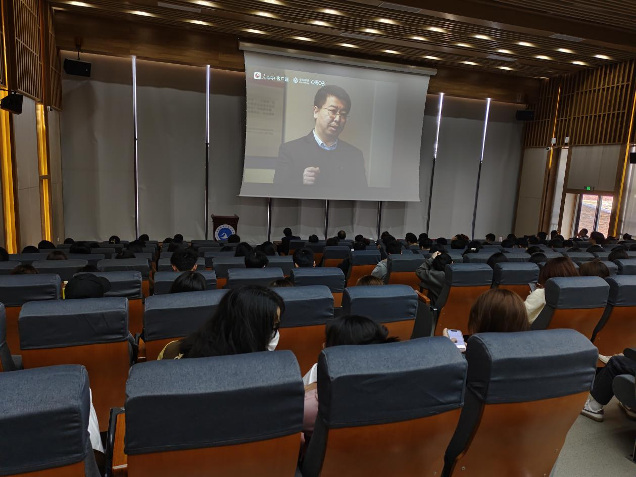 我们都是追“锋”人！ ——必赢bwin线路检测中心组织师生“同上一堂思政大课”
