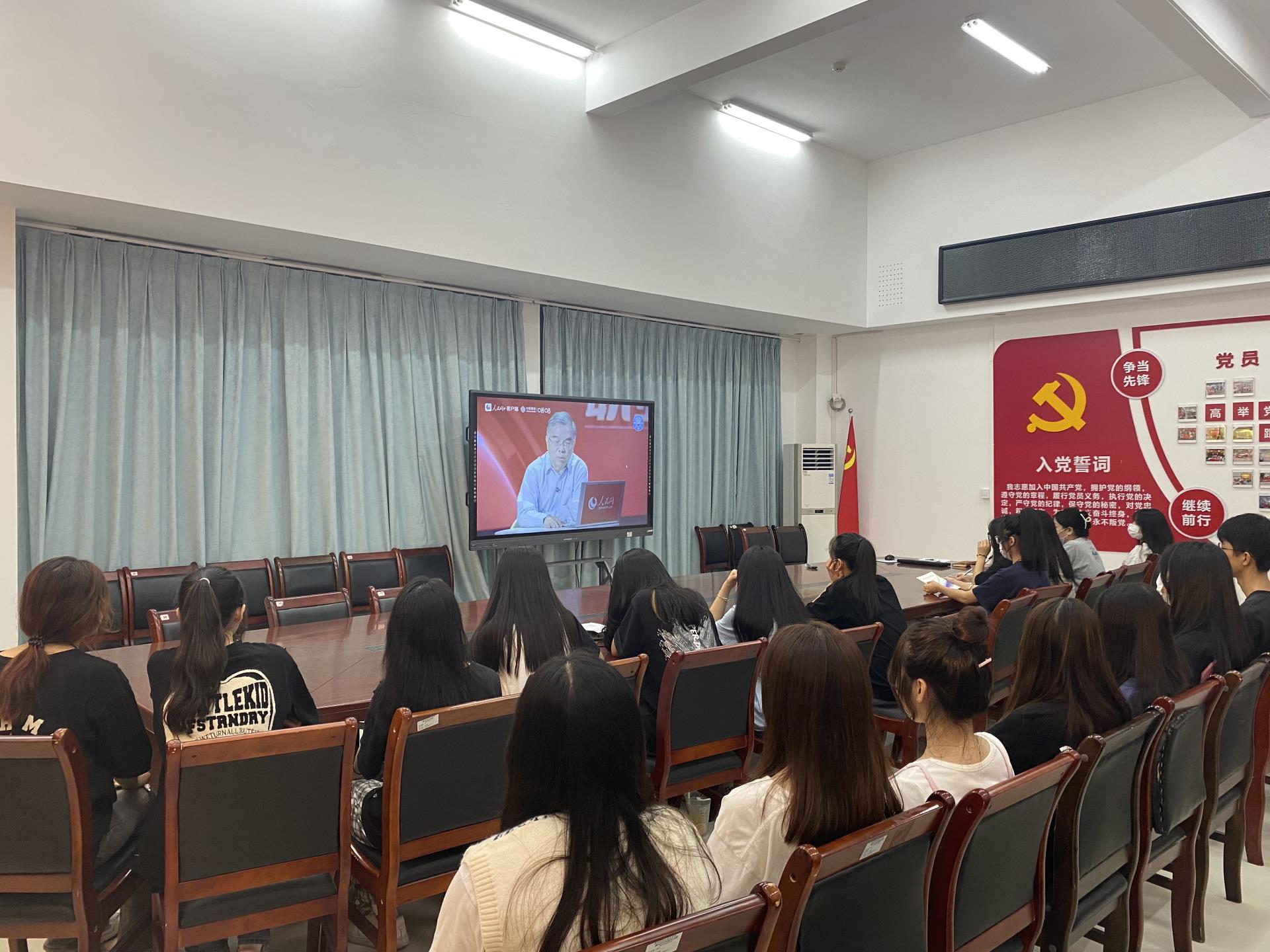 真理的味道有点甜——必赢bwin线路检测中心师生“同上一堂思政大课”