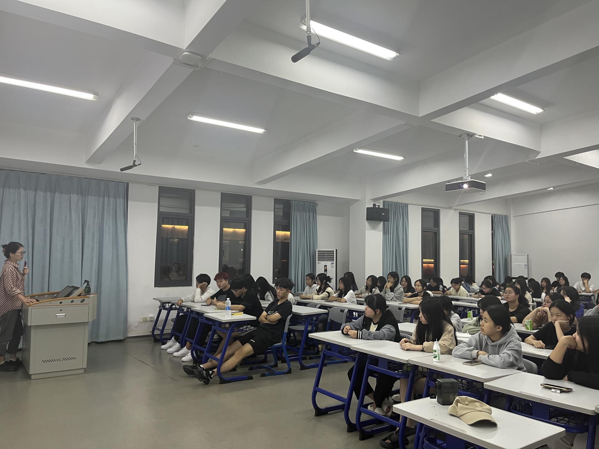 必赢bwin线路检测中心五年一贯制中职阶段全体班会召开