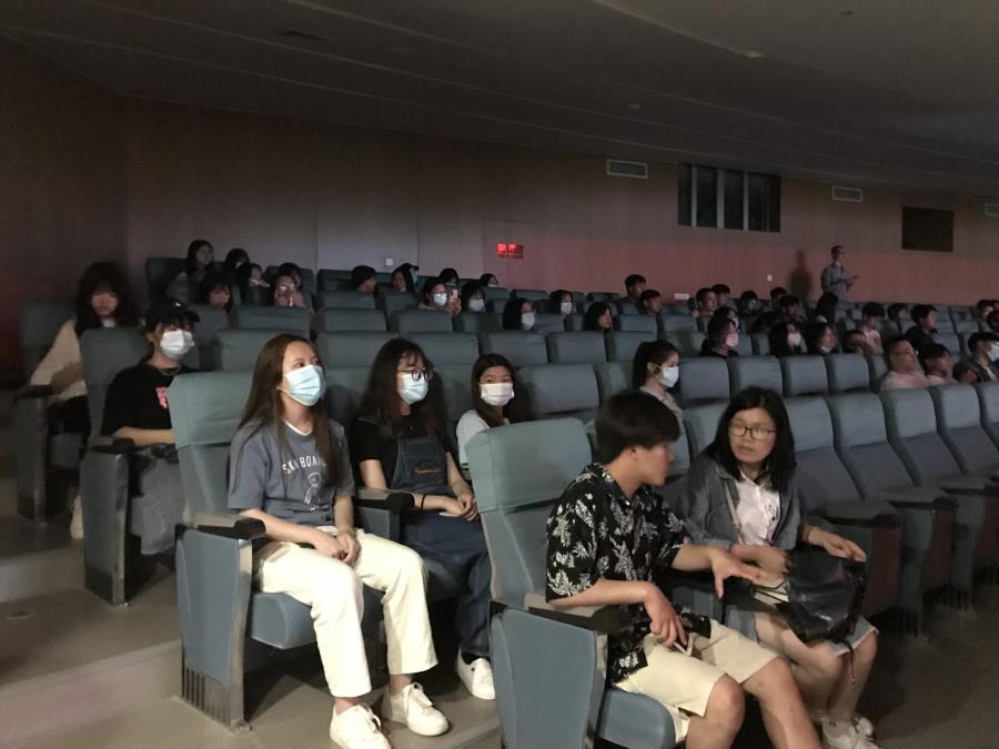 必赢bwin线路检测中心组织学生观看红色影片《建党伟业》