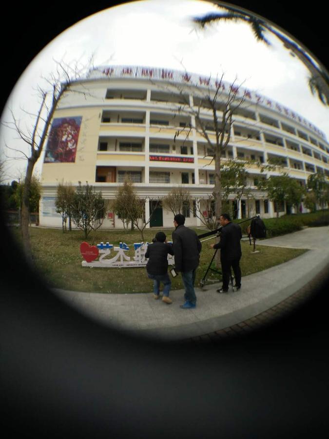 莆田电视台新闻部主任林升辉等一行就必赢bwin线路检测中心服务莆田336工程及仙游申报工艺家具之都的工艺美术人才培养进行专门釆访报道