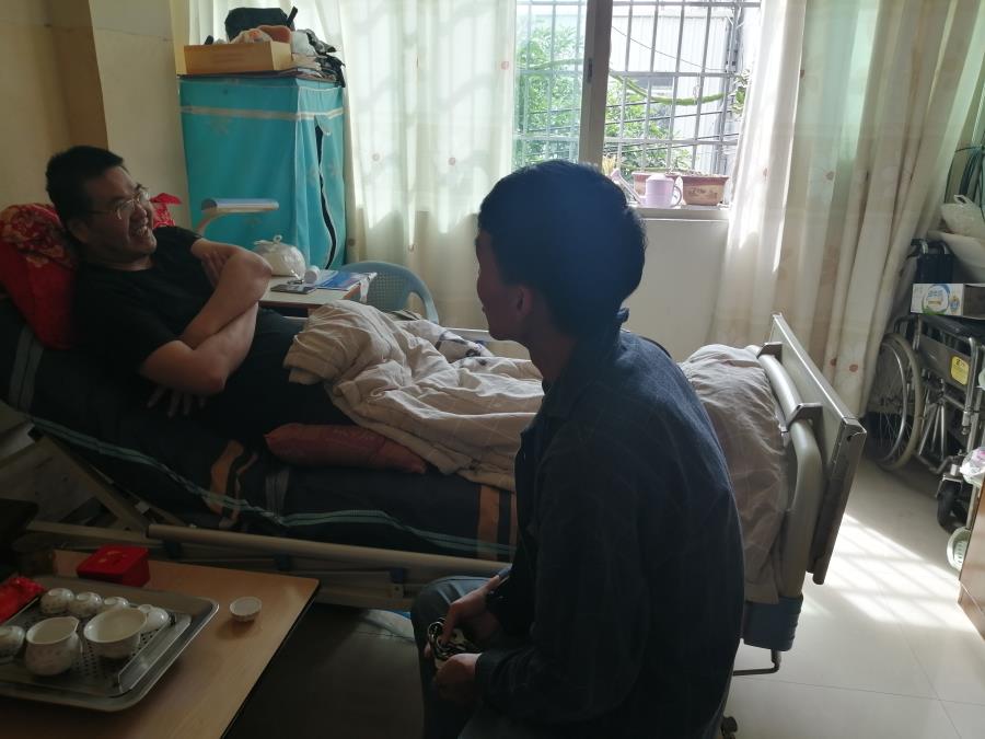必赢bwin线路检测中心慰问困难学生